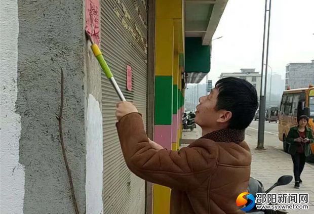 县卫计局干部正在铲除“牛皮癣”