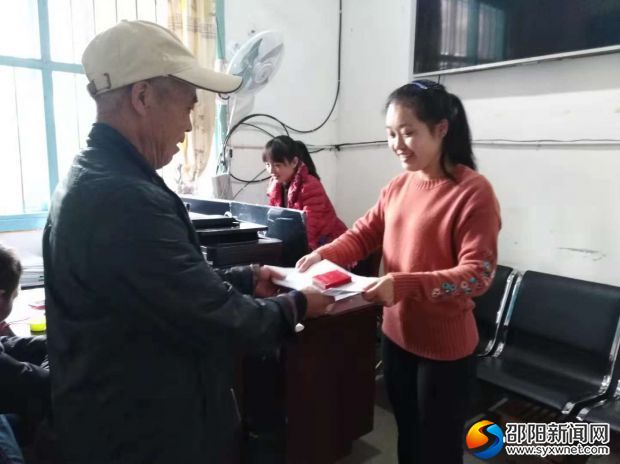 图为五团镇社工接待前来办事的老人