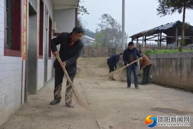 镇村干部和村民群众一起搞卫生