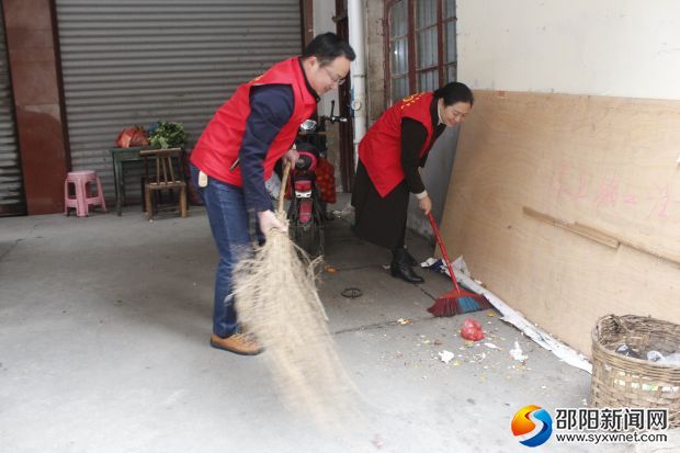 志愿者在为社区居民清扫垃圾