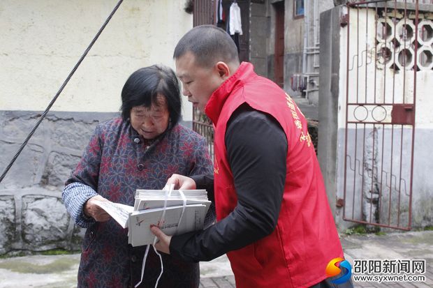 志愿者向社区居民发放创文宣传手册