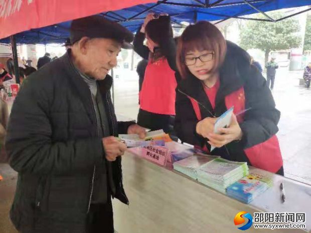 志愿者发放宣传资料