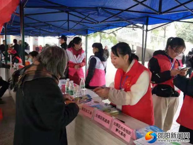 志愿者为居民服务