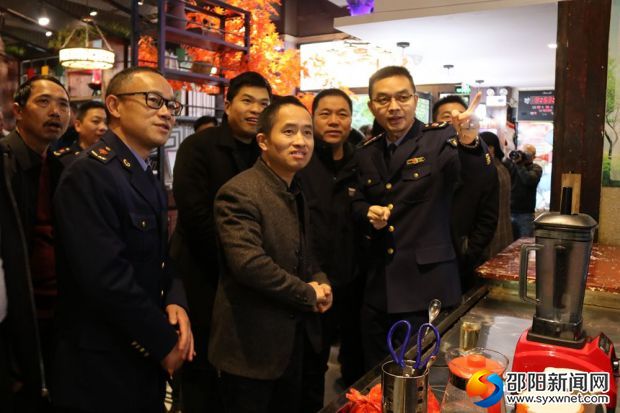人大常委会委员及代表们深入县城部分餐饮店参观_副本