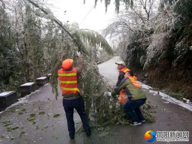应急抢险队员正在砍伐竹枝