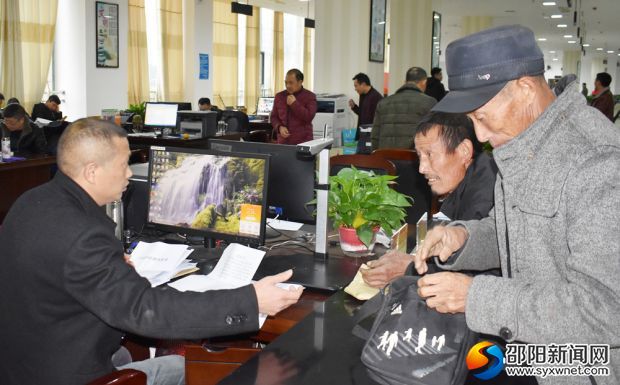 不动产登记中心工作人员为群众办证