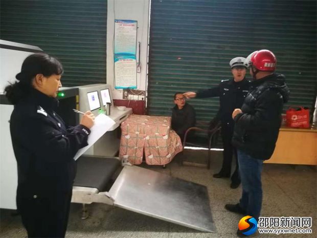 大队领导深入客运站场进行安全检查