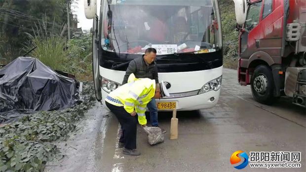 巡逻民警正在检查客车的防滑设备