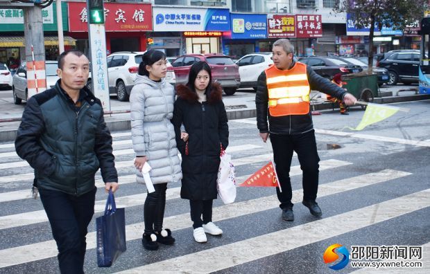 志愿者开展文明交通劝导