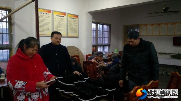 北塔区民政局给敬老院老人送来棉鞋