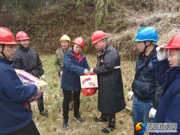 公司领导在瓦宝线抢修现场慰问
