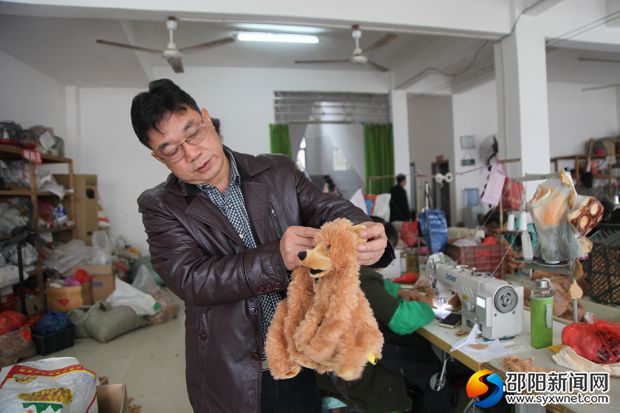 魏置业向记者展示加工的产品