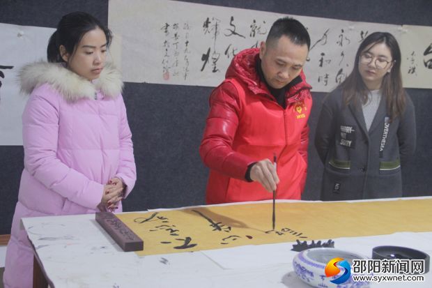 工作人员正在上书法课