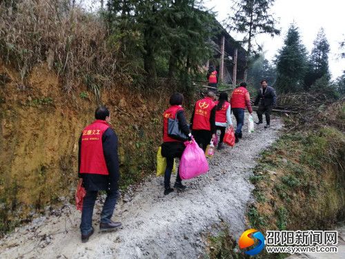 图为行走在爱心路上