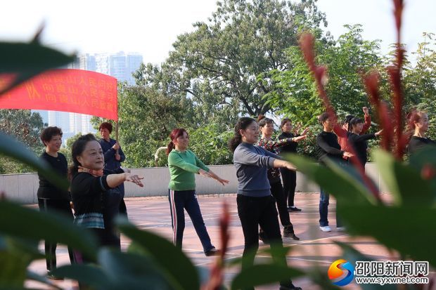 肖家排社区的文体休闲广场内,一群居民在认真地排练着广场舞