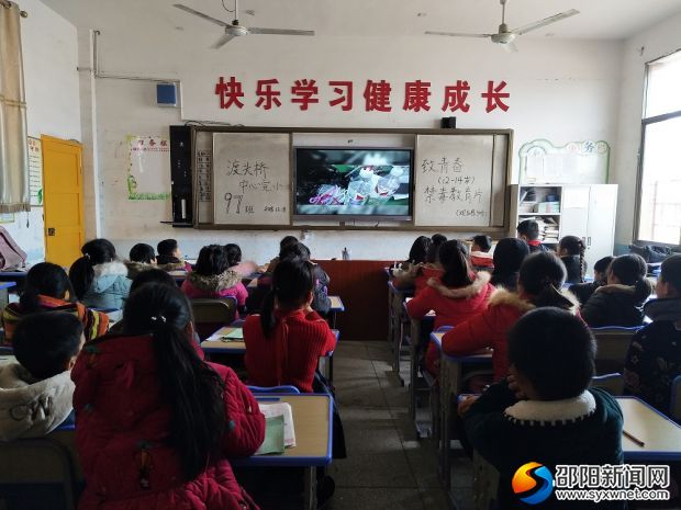 高年级学生观看