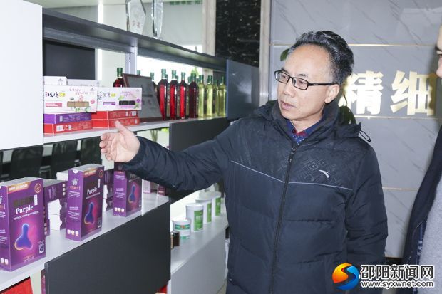 黄名勇在介绍公司产品
