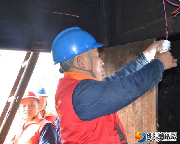 为留守家庭更换灯泡