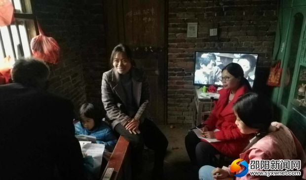 教师和家长在亲切交谈