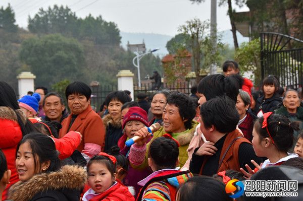 群众积极参与脱贫知识抢答赛_副本