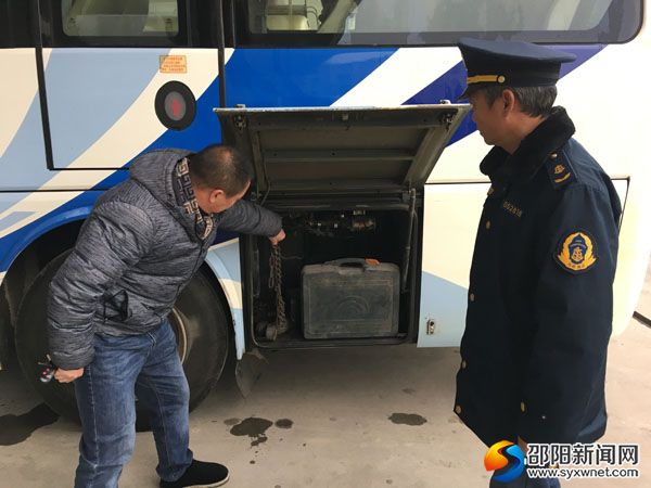 城步运管所检查营运客车安全设施配备情况