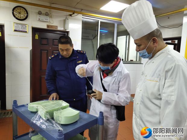 执法人员对餐具进行快速检测