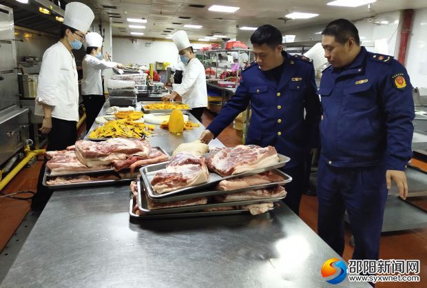 执法人员对肉类进行检查