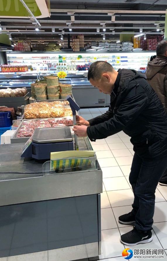 工作人员现场坚定计量器具