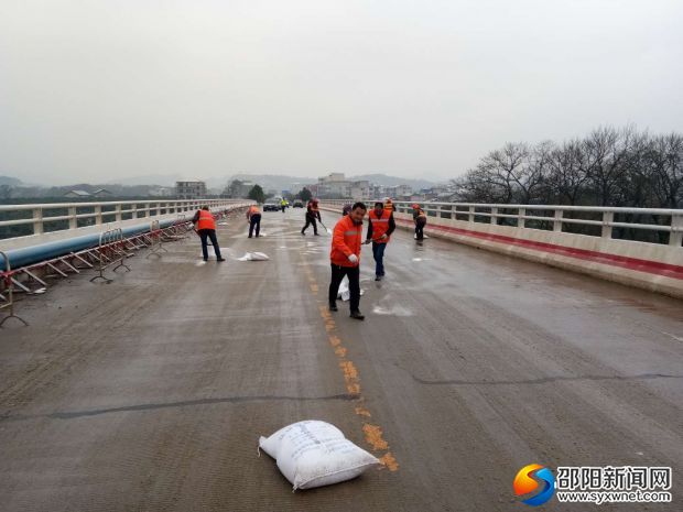 应急抢险队员正在白沙大桥线除冰