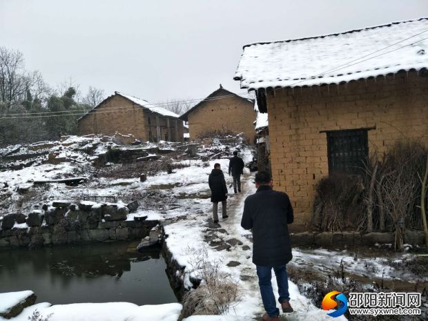 帮扶队在冰雪中走访慰问