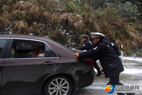 民警全力帮助受困车辆脱困