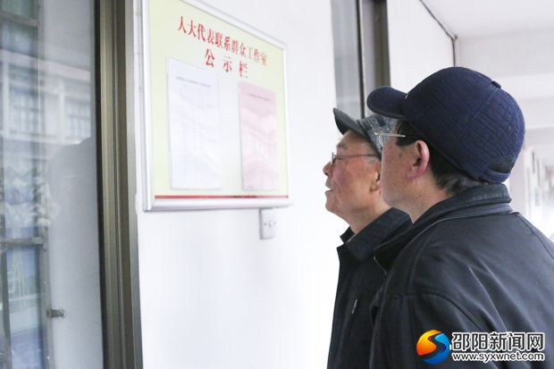 居民在了解工作室值班内容安排