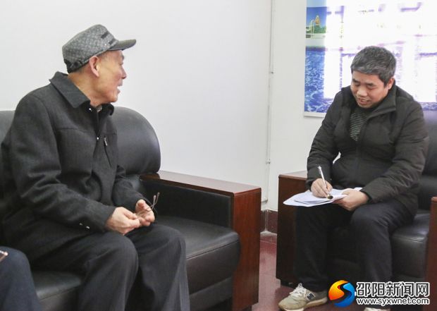 社区居民向工作室人大代表吴继发反映情况