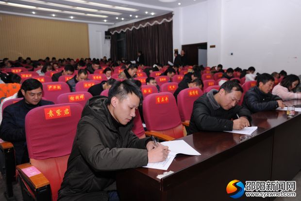 学员们正在进行闭卷考试