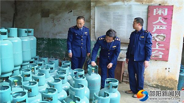 局长吴清政（中）检查煤气罐