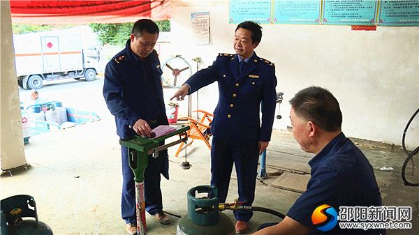 局长吴清政（中）检查加气是否足量