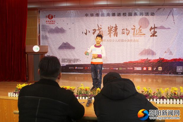 小选手向评委“推销”矿泉水