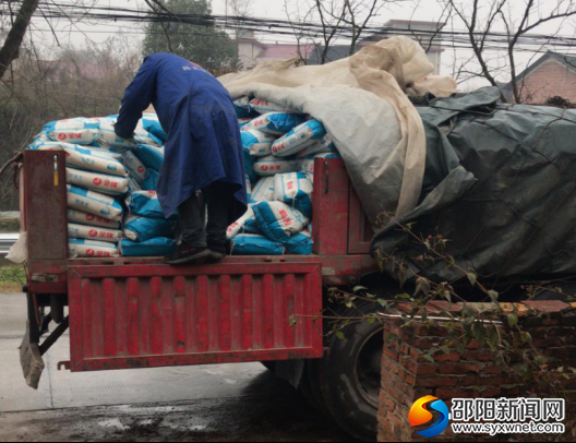 运送救灾救济大米