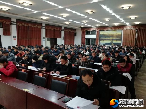 图为学员在认真学唱中共入党誓词歌