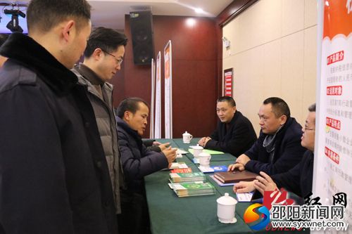 企业负责人在金融机构展台前了解金融政策及信贷服务产品