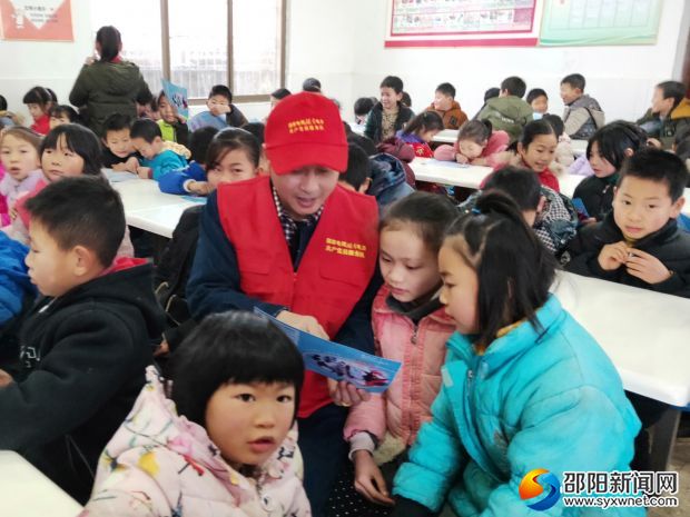 工作人员为孩子们讲解安全用电常识