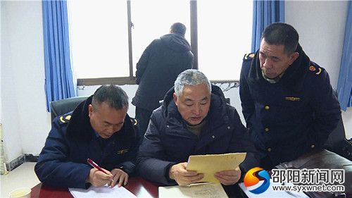 执法人员现场填写停产整改责任书