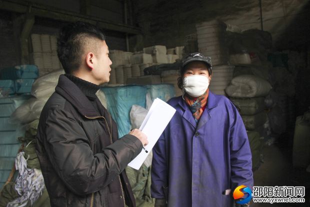 工作人员向企业负责人介绍消防安全知识