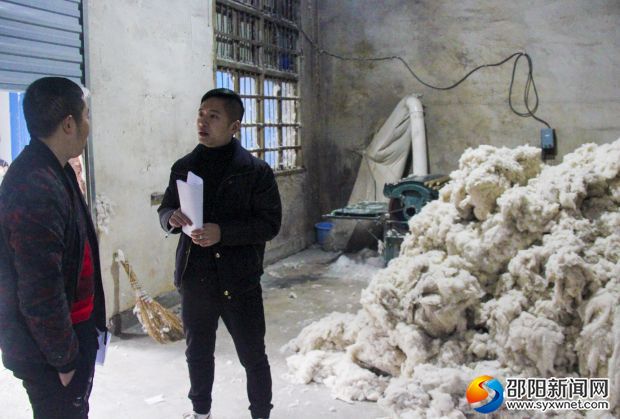工作人员查看生产车间