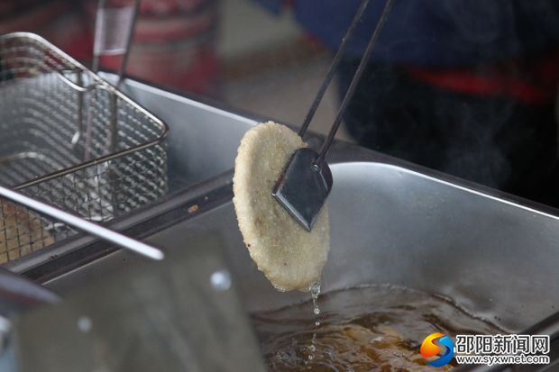 油炸后的&ldquo;绿豆粑&rdquo;起锅捞起即吃，又香又酥又可口