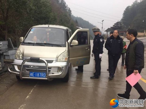 对过往微型面包车进行检查并发放宣传资料
