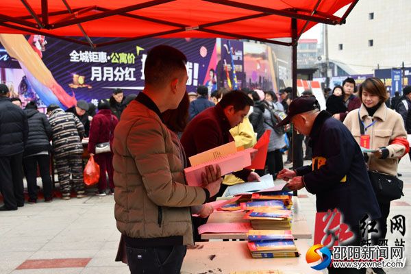 现场发放禁毒宣传手册