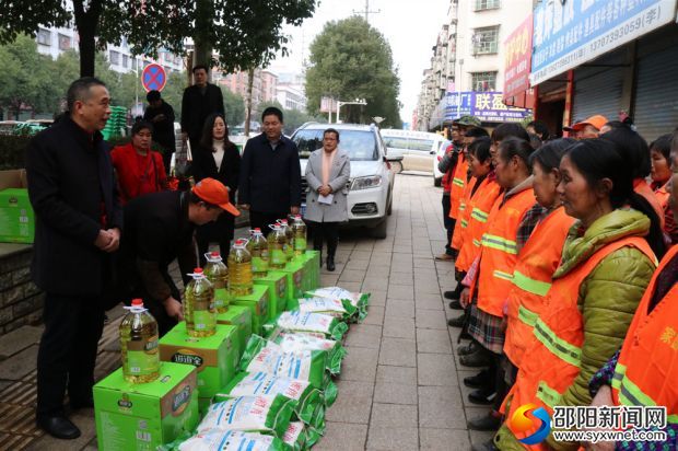张志红一行在湖南家园环境事业发展有限公司邵东分公司慰问环卫工人_副本