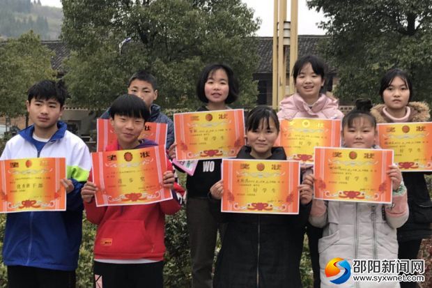 部分获奖学生合影