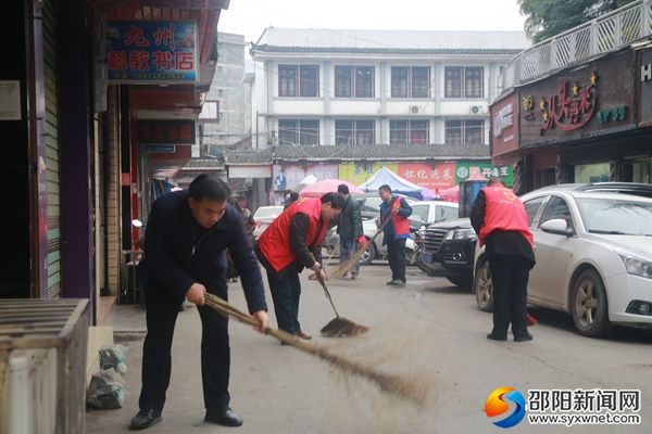 县林业局局长带领大家认真打扫街道卫生